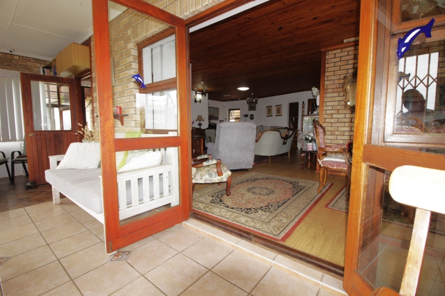 6 Bedroom Property for Sale in Paradise Beach Eastern Cape